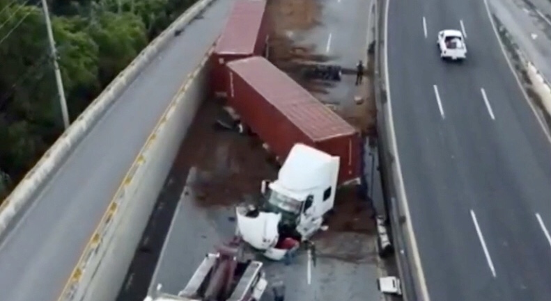 Trailer colapsa Carretera Nacional