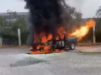 Fuego consume camioneta