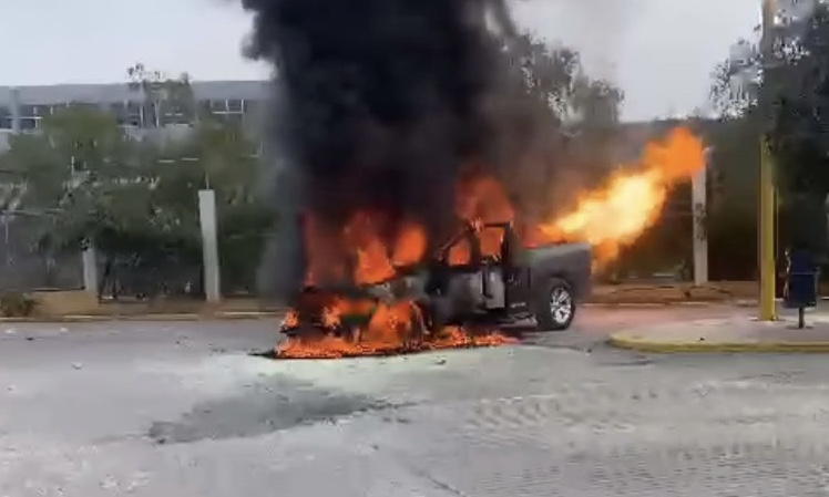 Fuego consume camioneta