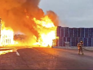 Arden dos fábricas en Apodaca