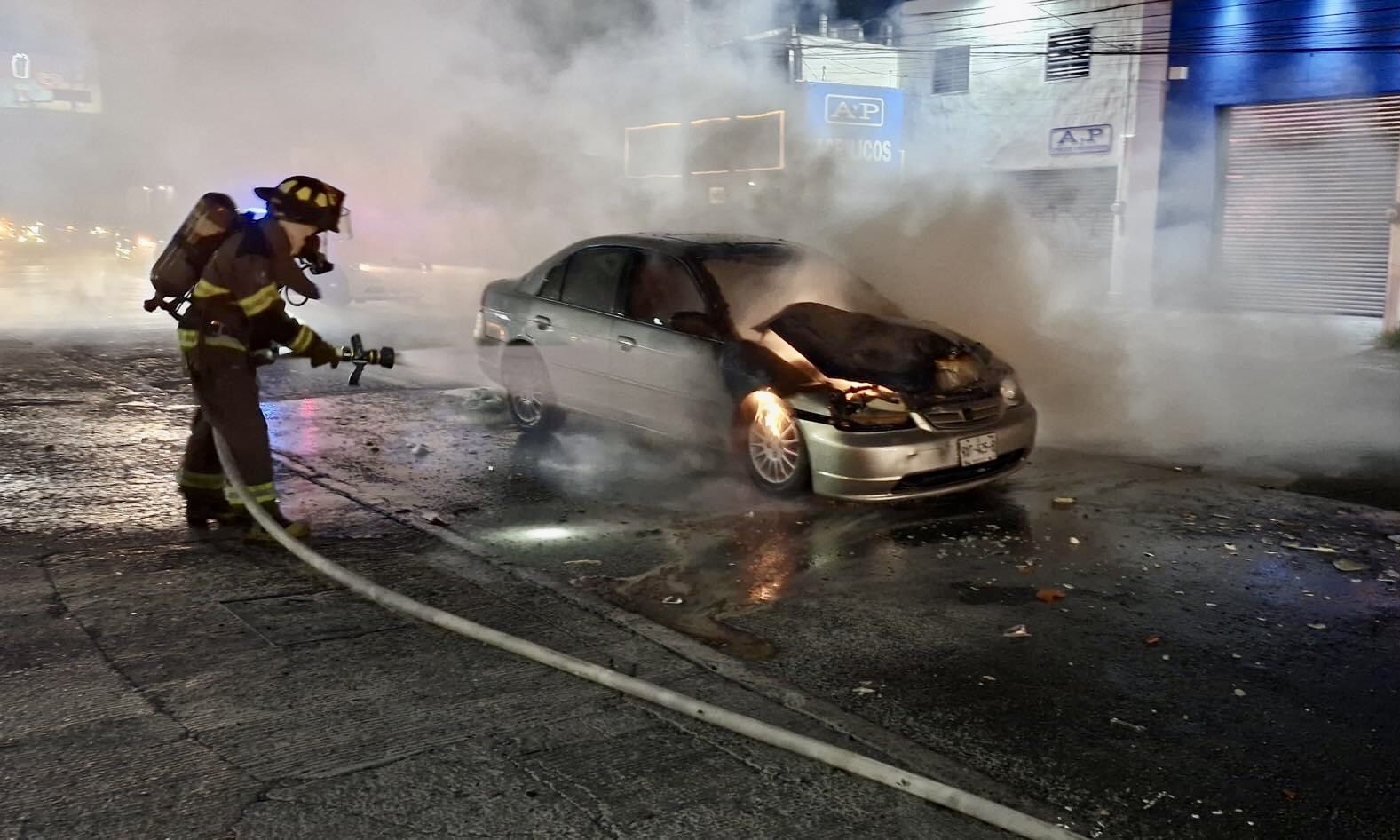 Arde coche tras carambola